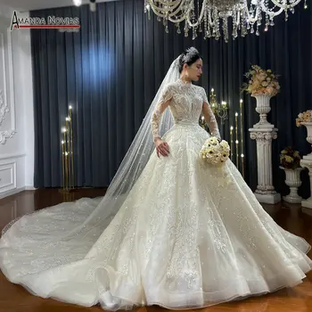 Элегантное свадебное платье с жемчугом